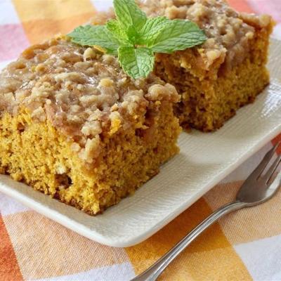 pompoen koffie cake met een bruine suiker glazuur