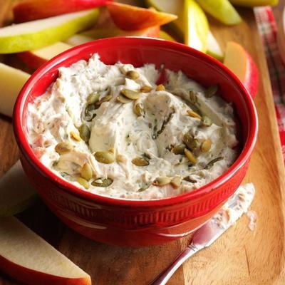 Roquefort kaasblok met geroosterde pompoenpitten