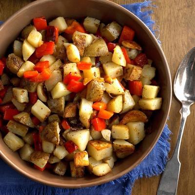 pan bruin aardappelen met rode peper en hele knoflook