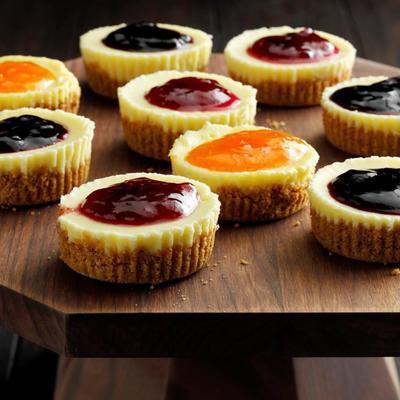 frambozen swirl cheesecake cupcakes