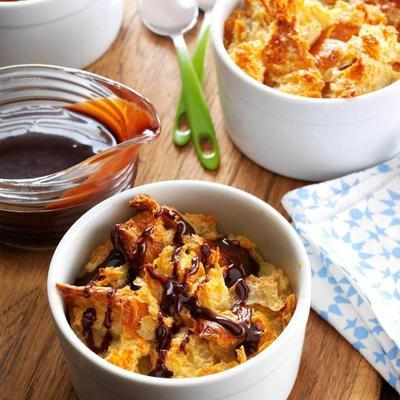 croissant broodpudding met warme chocolade kahluasaus