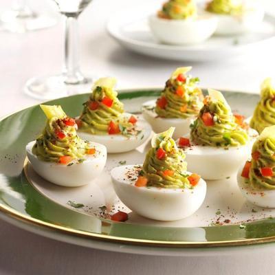 feestelijke pickled-peperoncini deviled eggs