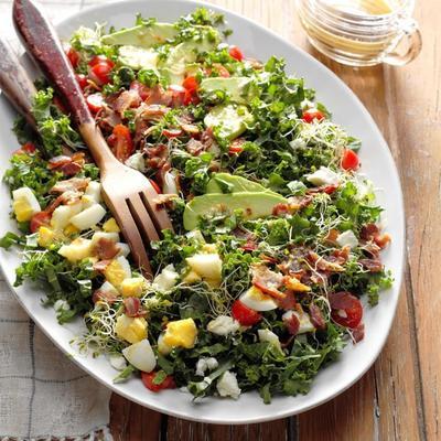 eiwitstempel boerenkool en bacon salade met honing-mierikswortel viniagrette