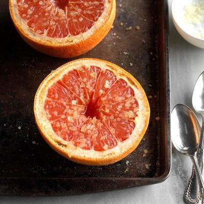 warme grapefruit met topping van gemalen suiker