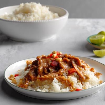 slow-cooker peppered peanut chicken