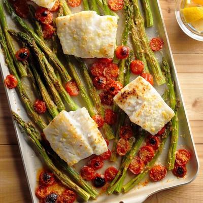 gebakken kabeljauw asperges en tomaat
