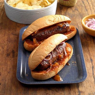 trage gekookte brats met rootbierensaus