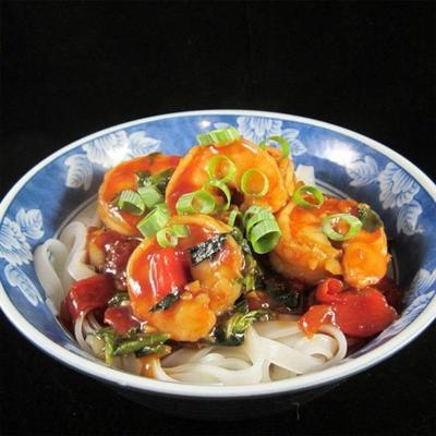 garnalen roerbakken met paksoi, in blokjes gesneden tomaten en rijstnoedels