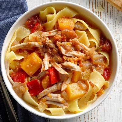 varkensvlees en pittige butternut squash ragú met penne rigate