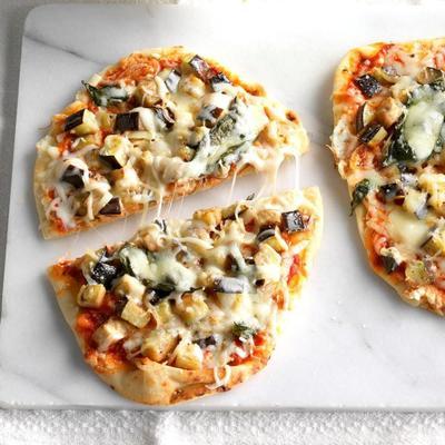 gegrilde aubergine pizza met ricotta en basilicum