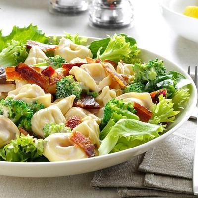 verfrissende tortellini spek salade