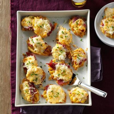 kaasachtige reuben voorgerecht met wafel aardappel frietjes