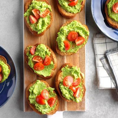 zoete groene erwt pesto op volkoren crostini