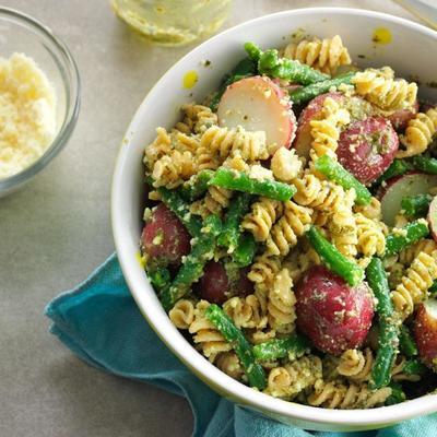 pesto pasta met groene bonen en rode aardappelen