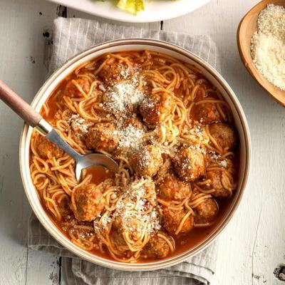 spaghetti en gehaktbal soep