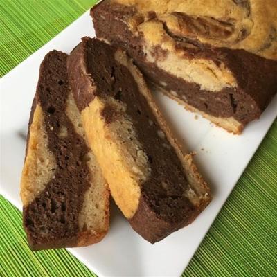 donkere chocolade gemarmerd bananenbrood met Griekse yoghurt