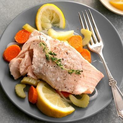 kruid en groente gepocheerde zalm