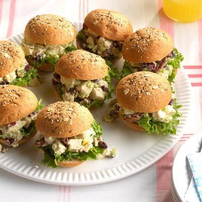 kippensalade met croissants