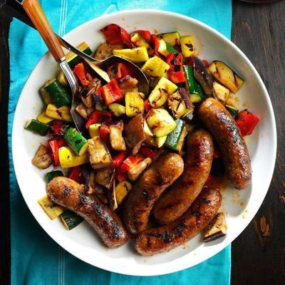 gegrilde worst en zomerse groenten