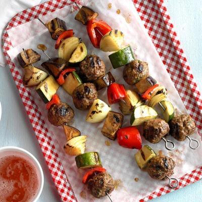 gegrilde Italiaanse gehaktbal Kabobs