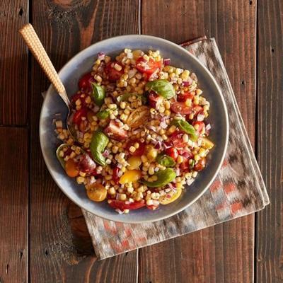 gegrilde maïs en erfstuk tomatensalade