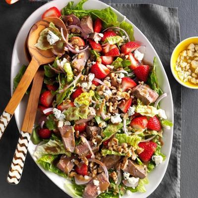 romaine steak salade met blauwe kaas en walnoten