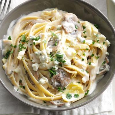 fettuccine met blauwe kaas en artisjoksaus