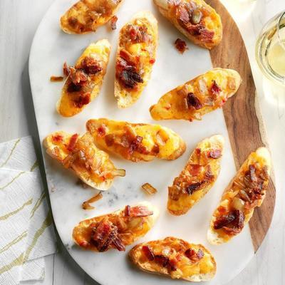 gerookte pimento kaas crostini met ui confit