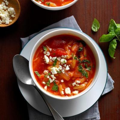 manestra of Griekse tomatensoep met orzo