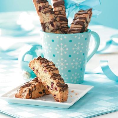 cranberry walnut biscotti met chocolademuntregen