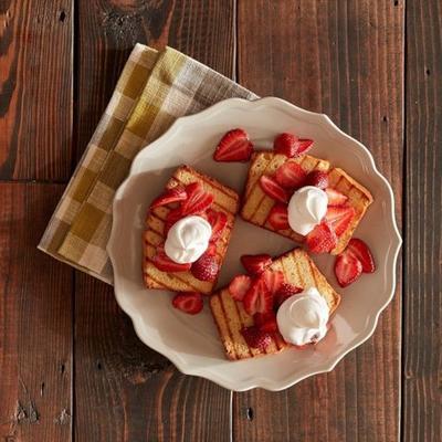 gegrilde aardbeien shortcake met zoete room