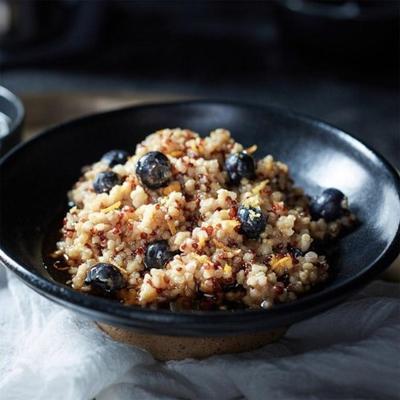 blauwe bes citroen gekiemde rijst en quinoa granen