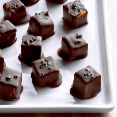 met chocolade bedekte kaas met zwarte zeezout