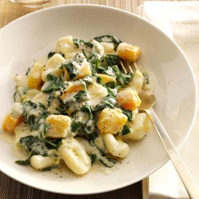 gnocchi met spinazie, squash en gorgonzola saus