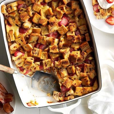 romige aardbei Franse toast bakken