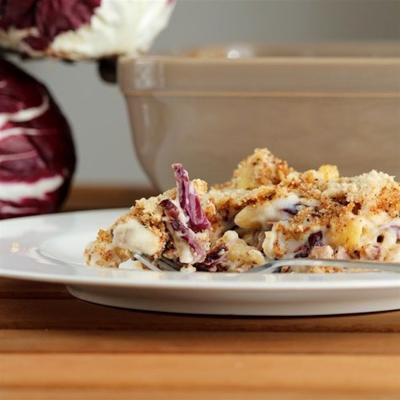 Asiago cremini pasta bakken met radicchio