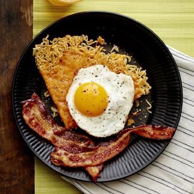 Cheddar ramen noodle wig met gebakken eieren