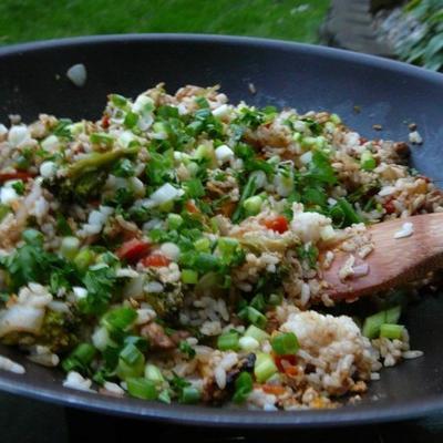 perfecte Thaise gefrituurde rijst met gemarineerde kip