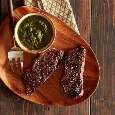 geroosterde New York strip steak met chimichurri saus