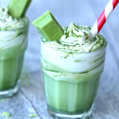 veganistische matcha latte met kokosroom