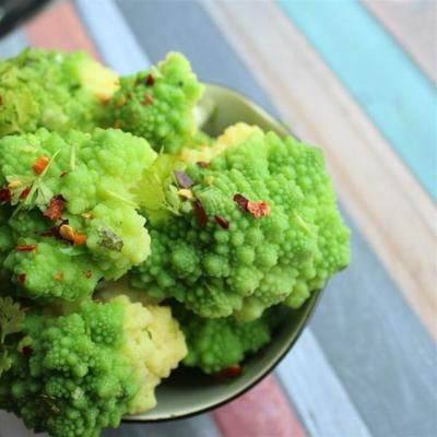 romanesco sauté à l'ail et au persil (romanesco bloemkool met knoflook en peterselie)