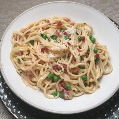 spaghetti met parmezaanse kaas en spek