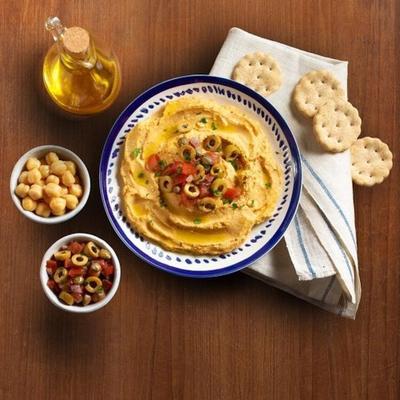 zelfgemaakte hummus met oliesalsa