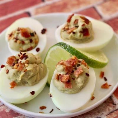 avocado en spek gevulde eieren