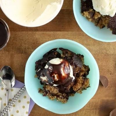 slow-cooker pindakaas fudge cake