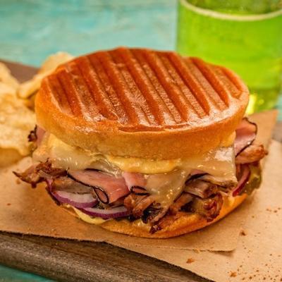 gegrilde Cubaanse bunini sandwich