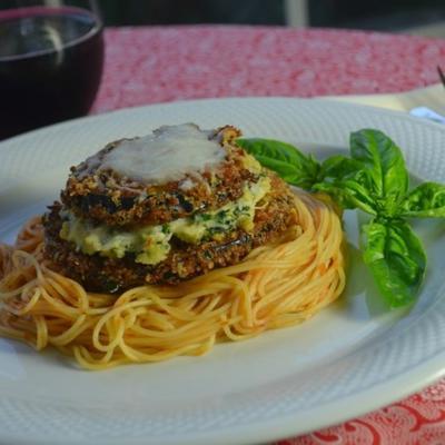 panko en bier gehavende aubergine parmezaanse kaas stapels