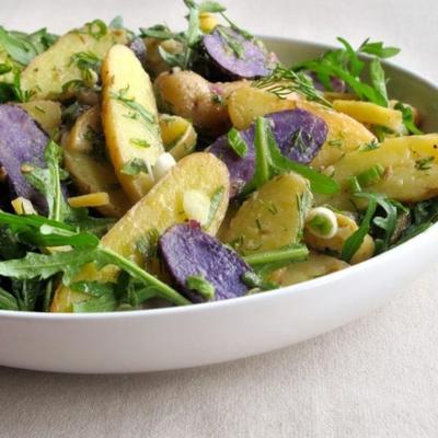 aardappelsalade met snel geconserveerde citroen en rucola