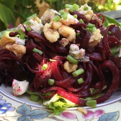 spiraalvormig geroosterde bietensalade met kweepeervinaigrette