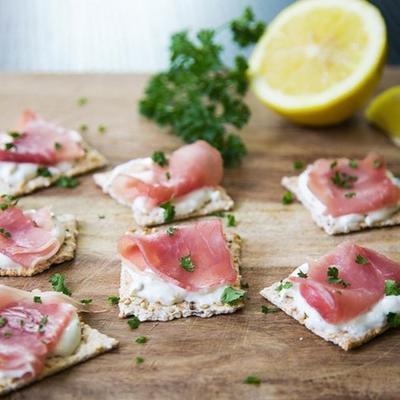 prosciutto bijt met mosterdcreme fraiche